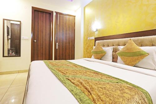 เตียงในห้องที่ Hotel Red Stone Mahipalpur