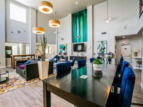 - un salon avec une grande table et des chaises bleues dans l'établissement Las Vegas Apartment near the strip, à Las Vegas