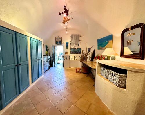 sala de estar con suelo de baldosa y pasillo en Maison de village typique bord de mer en Algajola