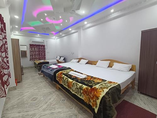 1 dormitorio con 1 cama grande y techo púrpura en Sea Wave Beach Resort en Tajpur