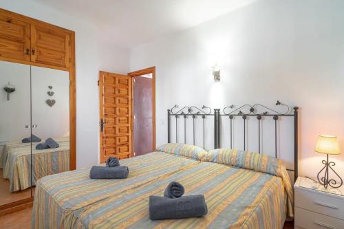 內爾哈的住宿－19C Las Palmas Oasis de Capistrano，一间卧室配有一张床,上面有两条毛巾