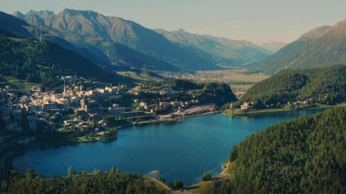 una pequeña ciudad en un lago en las montañas en Grand Hotel des Bains Kempinski, en St. Moritz