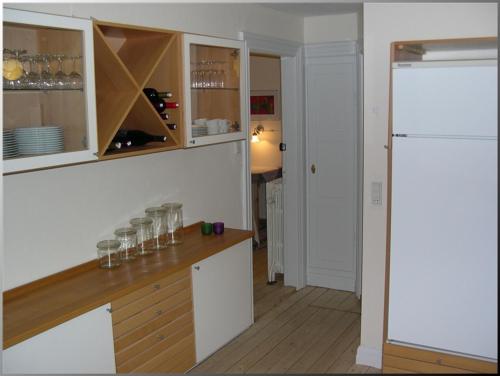 una cocina con copas de vino en una barra en Klosterpensionen, en Viborg