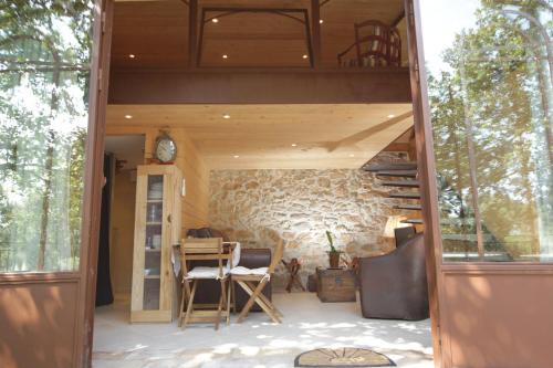 Cette petite maison comprend une mezzanine et un bureau. dans l'établissement Le Cabanon de Maryline -Meublé de Tourisme 3 Étoiles, à Saint-Paul-et-Valmalle