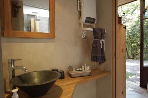 Ένα μπάνιο στο Le Cabanon de Maryline -Meublé de Tourisme 3 Étoiles