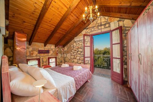 Un dormitorio con una cama y una ventana grande. en NATALIAs MANSION, en Evretí