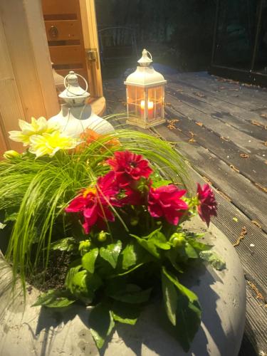a vase filled with flowers and a lantern at Między Brzozami in Pieczarki