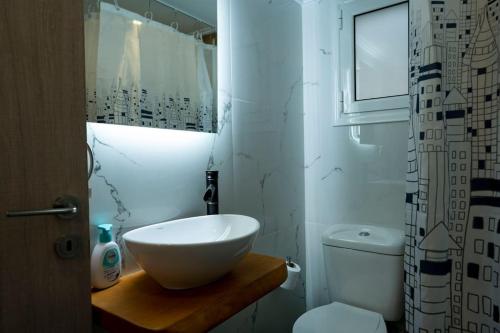 La salle de bains est pourvue d'un lavabo et de toilettes. dans l'établissement LoftLiving 1 by ΑΤΤΙΚΟ ΝΟΣΟΚΟΜΕΙΟ, à Athènes