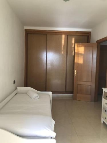 Ένα ή περισσότερα κρεβάτια σε δωμάτιο στο Espectacular residencial en 1a linea con piscina