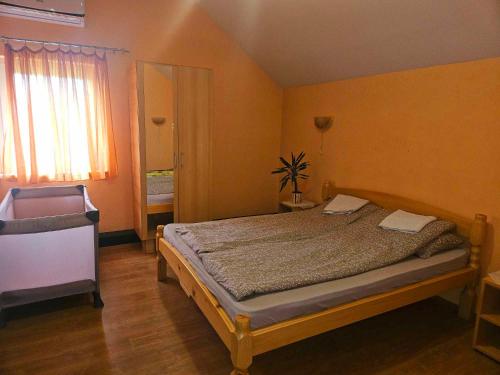 Un pat sau paturi într-o cameră la Guljaš Čarda Old