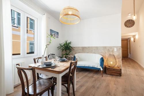 - une salle à manger avec une table, des chaises et un lit dans l'établissement Magnifique appartement au cœur du Vieux Nice, à Nice