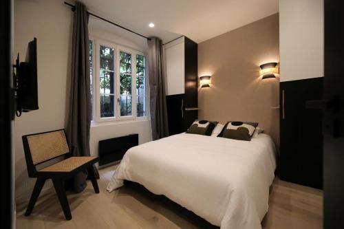 une chambre avec un lit, une chaise et une fenêtre dans l'établissement Appartement familiale sauna Paris 10 - 8P - FLAT-GUEST, à Paris