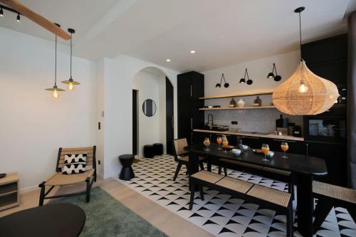 - un salon avec une table à manger et des chaises dans l'établissement Appartement familiale sauna Paris 10 - 8P - FLAT-GUEST, à Paris