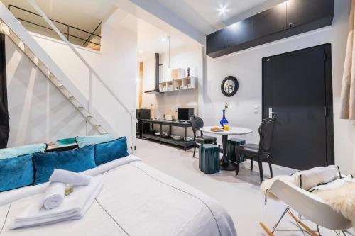 une chambre avec un grand lit et une table et des chaises dans l'établissement Studio refait a neuf a montorgueil - Paris 2 - FLAT-GUEST, à Paris