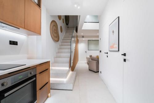 une cuisine avec un escalier et un salon dans l'établissement Luxueux appartement Cinéma quartier du marais - 8P - FLAT-GUEST, à Paris