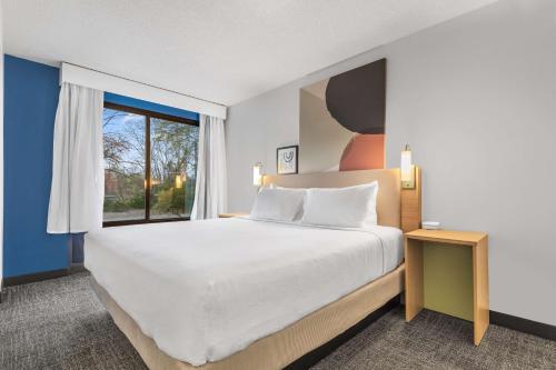 Postel nebo postele na pokoji v ubytování Spark By Hilton Charlotte Tyvola I-77