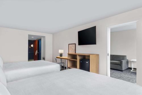Postel nebo postele na pokoji v ubytování Spark By Hilton Charlotte Tyvola I-77