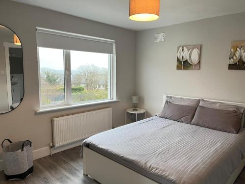 Postel nebo postele na pokoji v ubytování Bay Area House, Spiddal