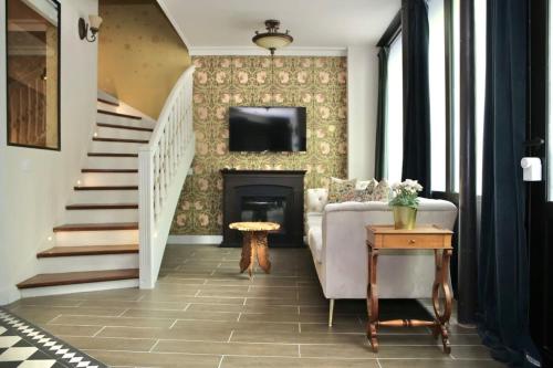 ein Wohnzimmer mit einem Sofa und einem Kamin in der Unterkunft Appartement prestige à deux pas de Montparnasse 6P in Paris