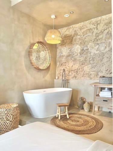 La salle de bains est pourvue d'une baignoire blanche et d'une table. dans l'établissement Studio de charme pour un séjour en amoureux - 2P - FLAT-GUEST, à Paris