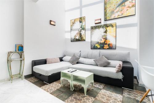 sala de estar con sofá y mesa en Penthouse con terraza- 2D 2B- Triana, en Sevilla