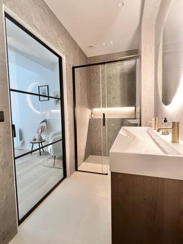 une salle de bain avec un lavabo et une douche dans l'établissement Magnifique appartement familial et spacieux - 6P - FLAT-GUEST, à Paris