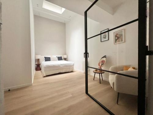 une chambre avec un lit et un miroir dans l'établissement Magnifique appartement familial et spacieux - 6P - FLAT-GUEST, à Paris