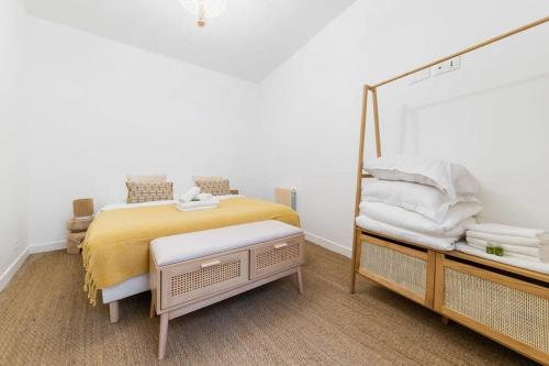 une chambre avec un lit et un grand miroir dans l'établissement Jolie 2 pieces 35m2 bien équipée 4P - Paris 20 - FLAT-GUEST, à Paris