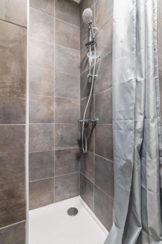 une salle de bain avec une douche avec un rideau de douche dans l'établissement Studio proche sacre cœur - Paris 9 -2P - FLAT-GUEST, à Paris