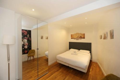a bedroom with a bed and a glass wall at RDJ - Appartement tout confort au cœur de Paris 5 in Paris