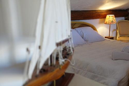 Postel nebo postele na pokoji v ubytování La Sarrazine - Suites - La Garde Freinet, Var