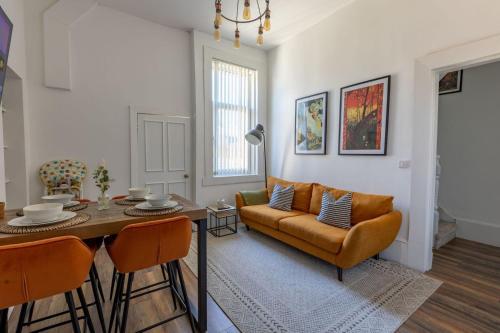 uma sala de estar com um sofá e uma mesa em Spacious 3 Bedroom Home In Glasgow - Free Parking em Glasgow