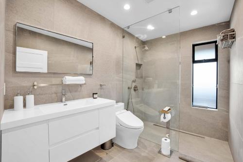 uma casa de banho com um lavatório, um WC e um chuveiro em City Living by AvantStay Large Outdoor Area em Los Angeles