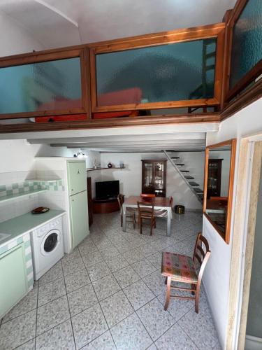 Kuchyňa alebo kuchynka v ubytovaní Il ponte di vetro House
