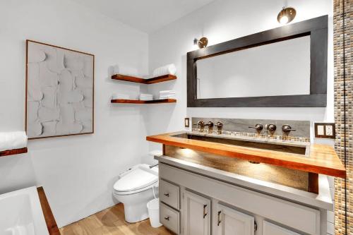 y baño con lavabo y espejo. en Dos Palos by AvantStay Mod Hollywood Sanctuary, en Los Ángeles