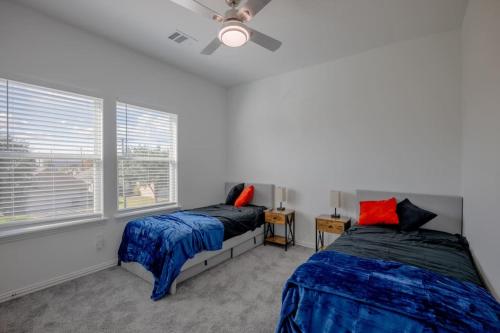 um quarto com 2 camas e uma ventoinha de tecto em Relaxing Family Retreat Near NRG/Toyota Stadiums em Houston