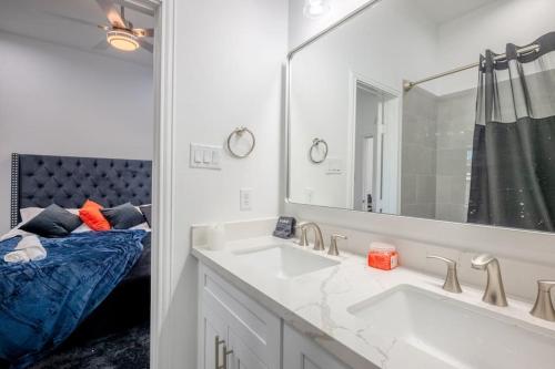uma casa de banho com um lavatório e um espelho em Relaxing Family Retreat Near NRG/Toyota Stadiums em Houston