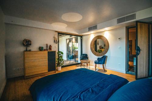 - une chambre avec un lit bleu, une table et des chaises dans l'établissement Villa Costa Ricaine, à Six-Fours-les-Plages