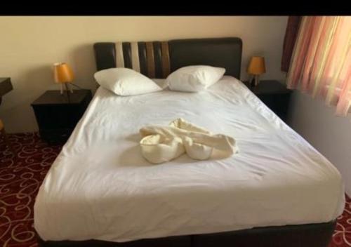 Dos toallas en una cama en una habitación de hotel en Altunlar, en Altındağ