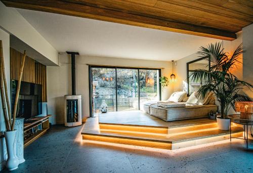 une chambre avec un lit et une grande fenêtre dans l'établissement Villa Costa Ricaine, à Six-Fours-les-Plages
