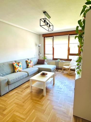 El pisín de Goya: piso luminoso con garaje a pie del centro de Oviedo.