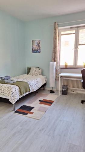 Schlafzimmer mit einem Bett und einem Fenster in der Unterkunft Room near Triangeln Station- shared kitchen and bathroom in Malmö