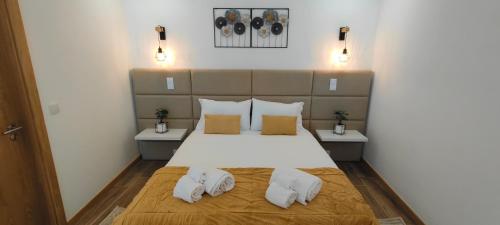 1 dormitorio con 1 cama grande y 2 almohadas en Suíte Inês, en Alijó