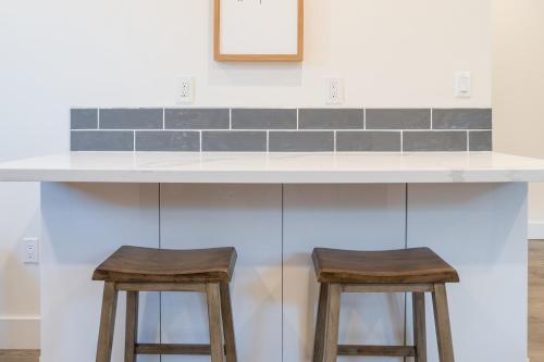 a kitchen with a counter with two wooden stools at Modern Living by AvantStay DTLA Walk to Staples in Los Angeles