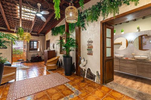 uma casa de banho com dois lavatórios e plantas num quarto em Casa Bernarda with Heated Pool em La Cisnera