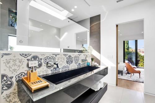 a kitchen with a black and white counter top at LA Villa by AvantStay Walk to The Grove LA in Los Angeles