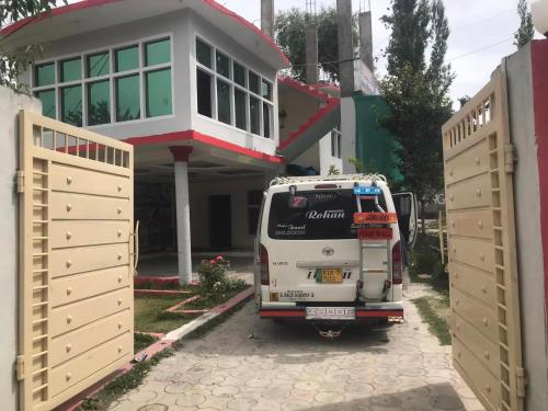 un camión blanco estacionado frente a una casa en Zago Guest House, en Skardu