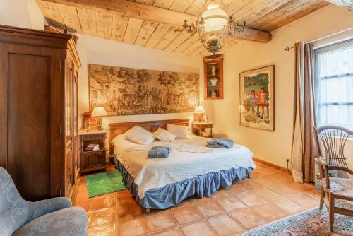 1 dormitorio con 1 cama grande en una habitación en Le Moulin, en Saint-Rémy-de-Provence