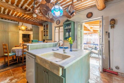 a kitchen with a sink and a dining room at Le Moulin in Saint-Rémy-de-Provence