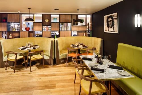a restaurant with tables and chairs in a room at Holiday Inn Brentwood by IHG in Brentwood